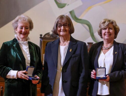 María Teresa Infante recibió Medalla Rector Juvenal Hernández